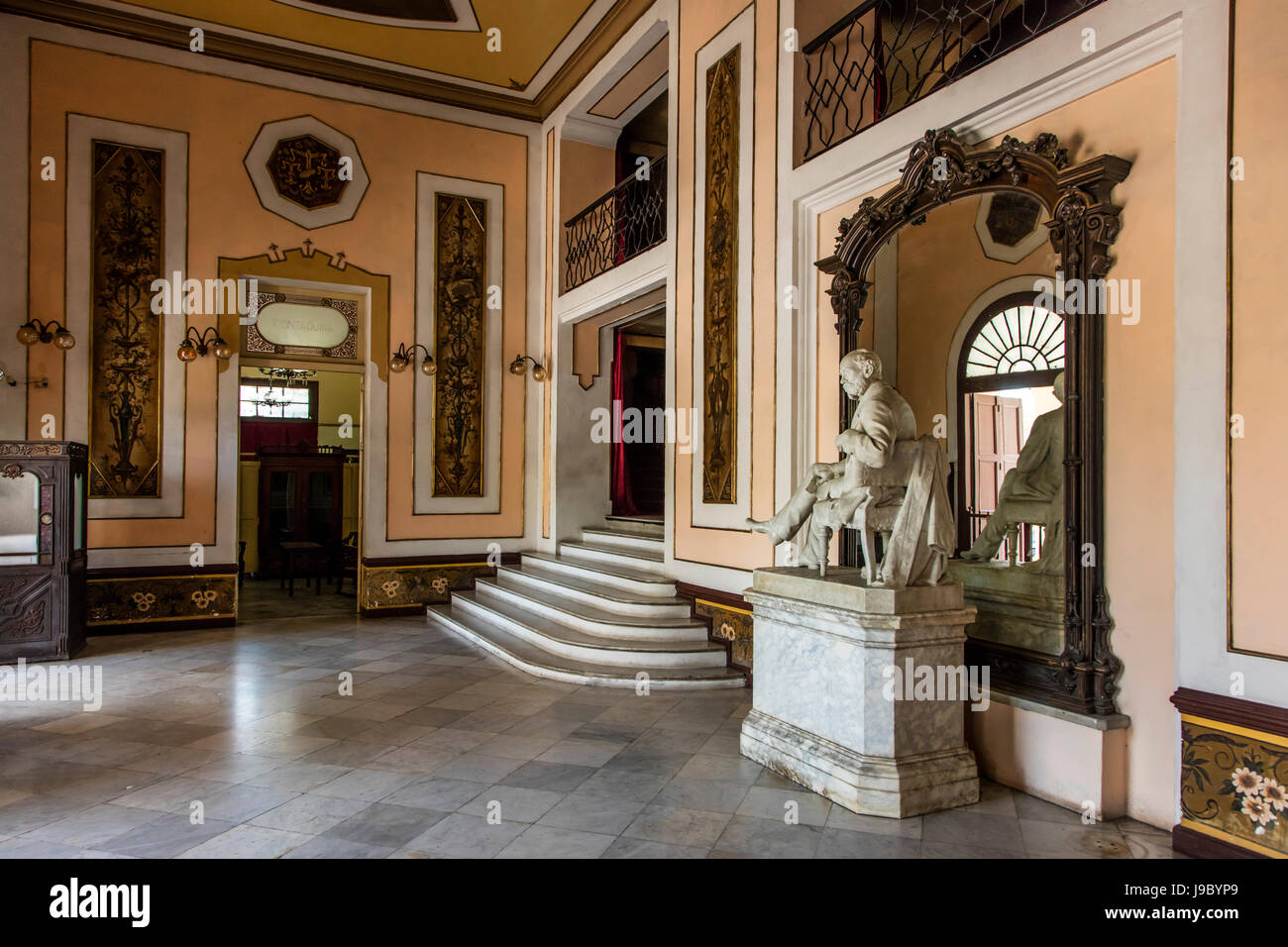 Lobby frontale del Teatro Tomas Terry costruito nel 1887 e situato sul PARQUE JOSE MARTI - Cienfuegos, Cuba Foto Stock