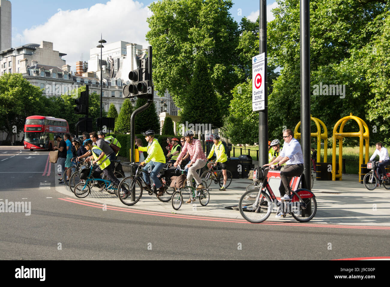 Il giallo delle barriere di sicurezza eretto su Constitution Hill, Green Park, nella scia di attività terroristiche nel Regno Unito Foto Stock