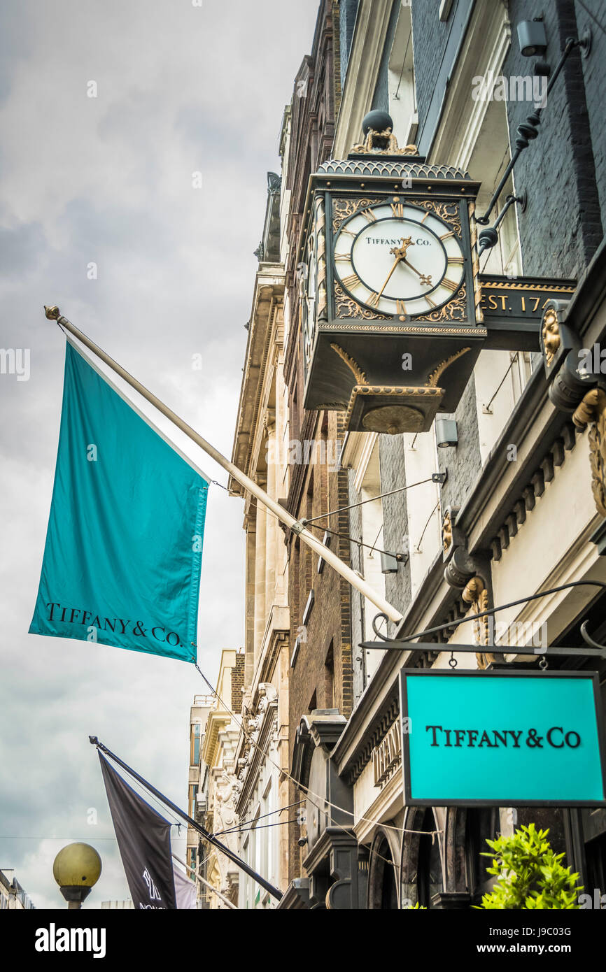 Primo piano del quadrante dell'orologio al di fuori del negozio di punta Tiffany & Co su New Bond Street, Londra, Inghilterra, Regno Unito Foto Stock
