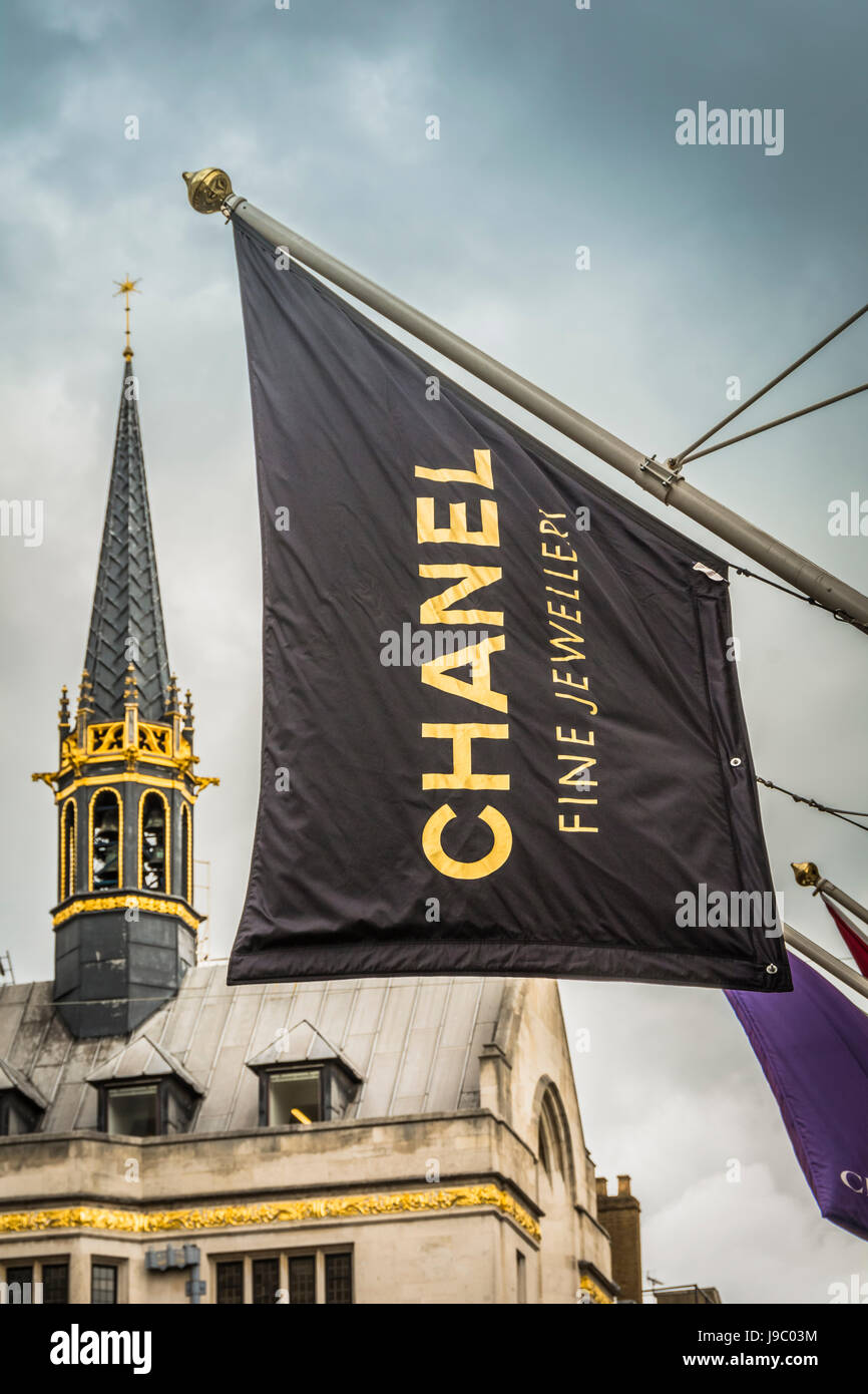 Bandiera all'esterno del flagship store Chanel in New Bond Street, Londra, Inghilterra, Regno Unito Foto Stock