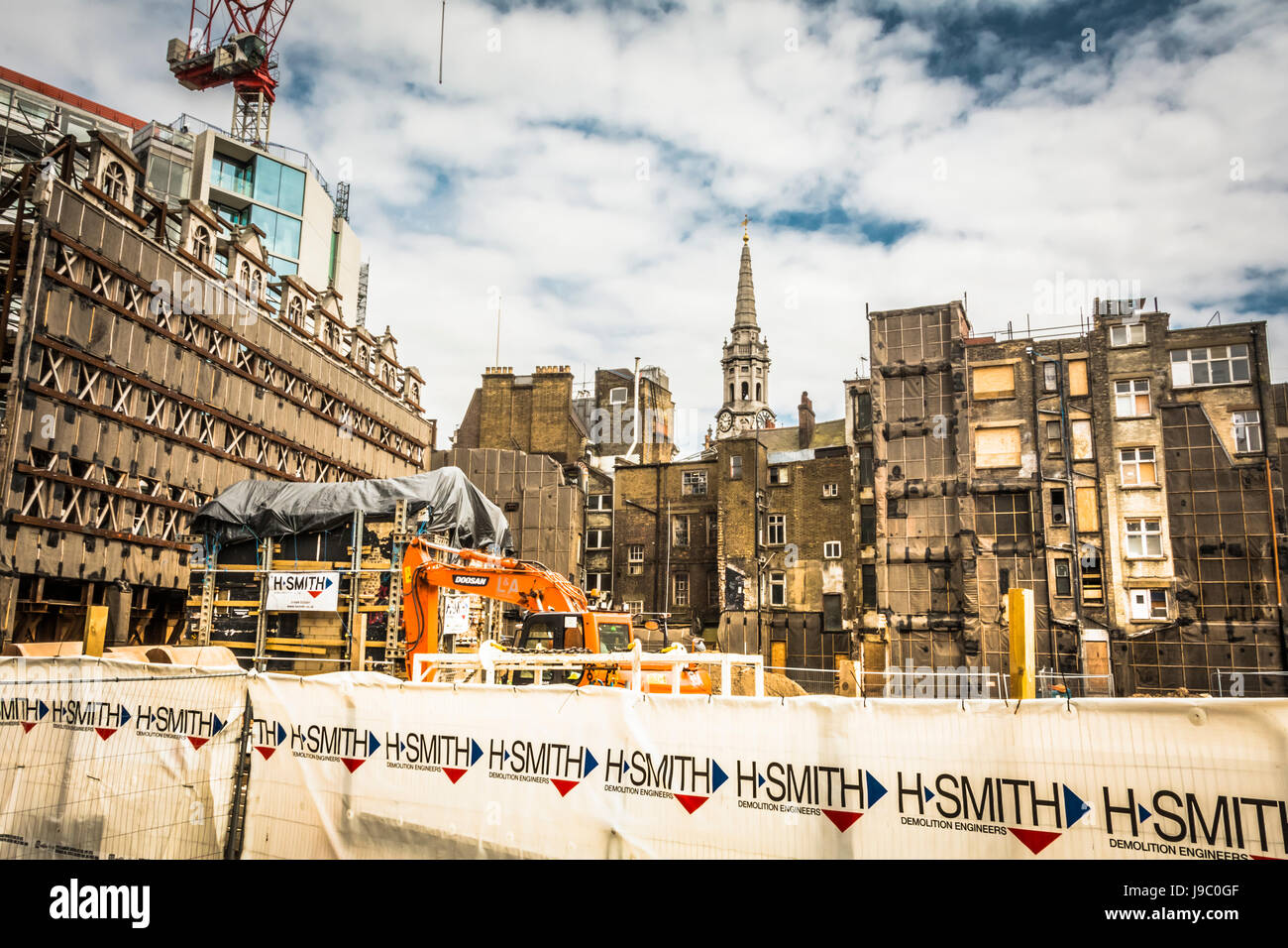 Facadism presso il St Giles High Street, London, England, Regno Unito Foto Stock