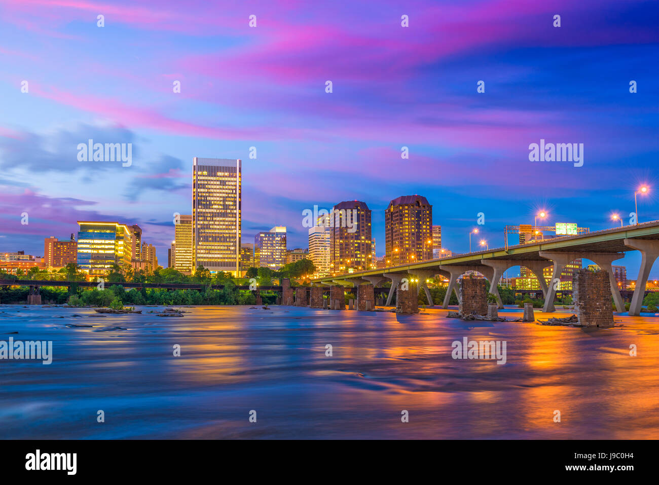 Richmond, Virginia, Stati Uniti d'America skyline del centro sul fiume James. Foto Stock