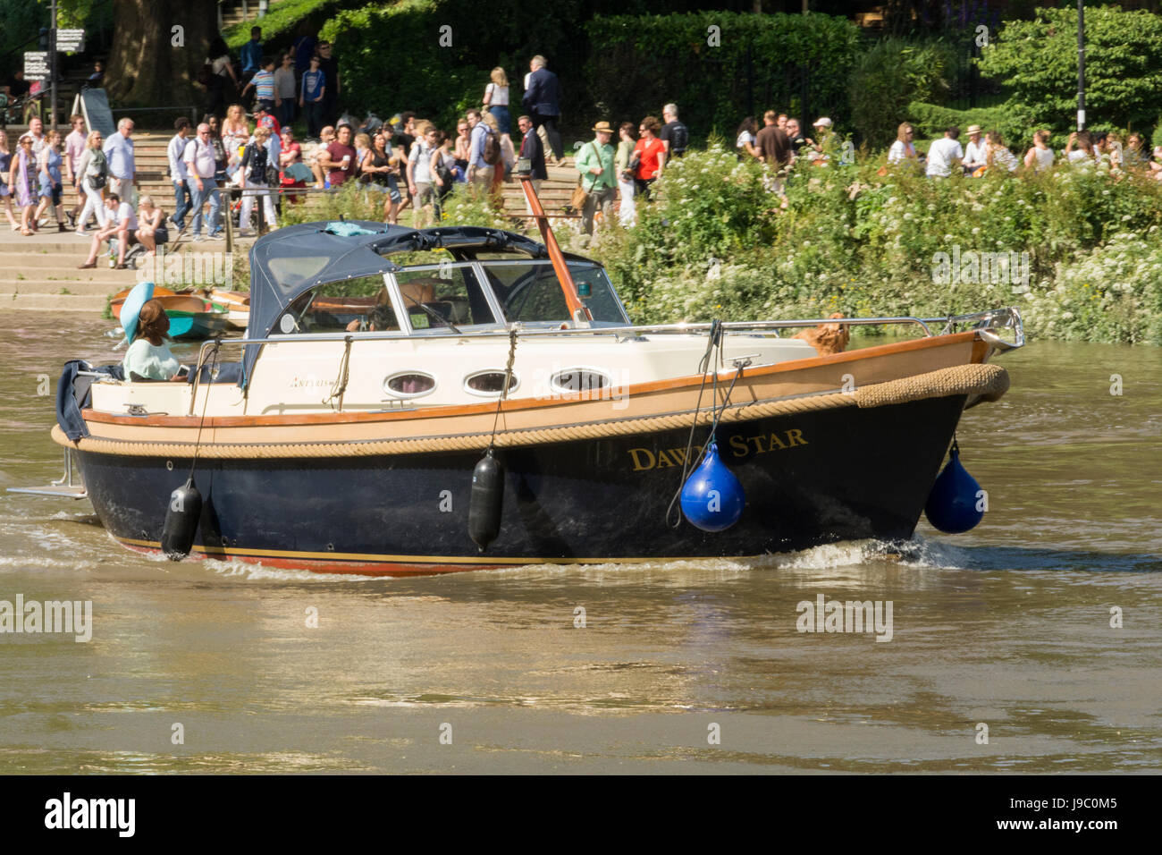 L alba del fiume Stella cruiser capi fino al fiume Tamigi, vicino a Richmond, Surrey, Regno Unito Foto Stock