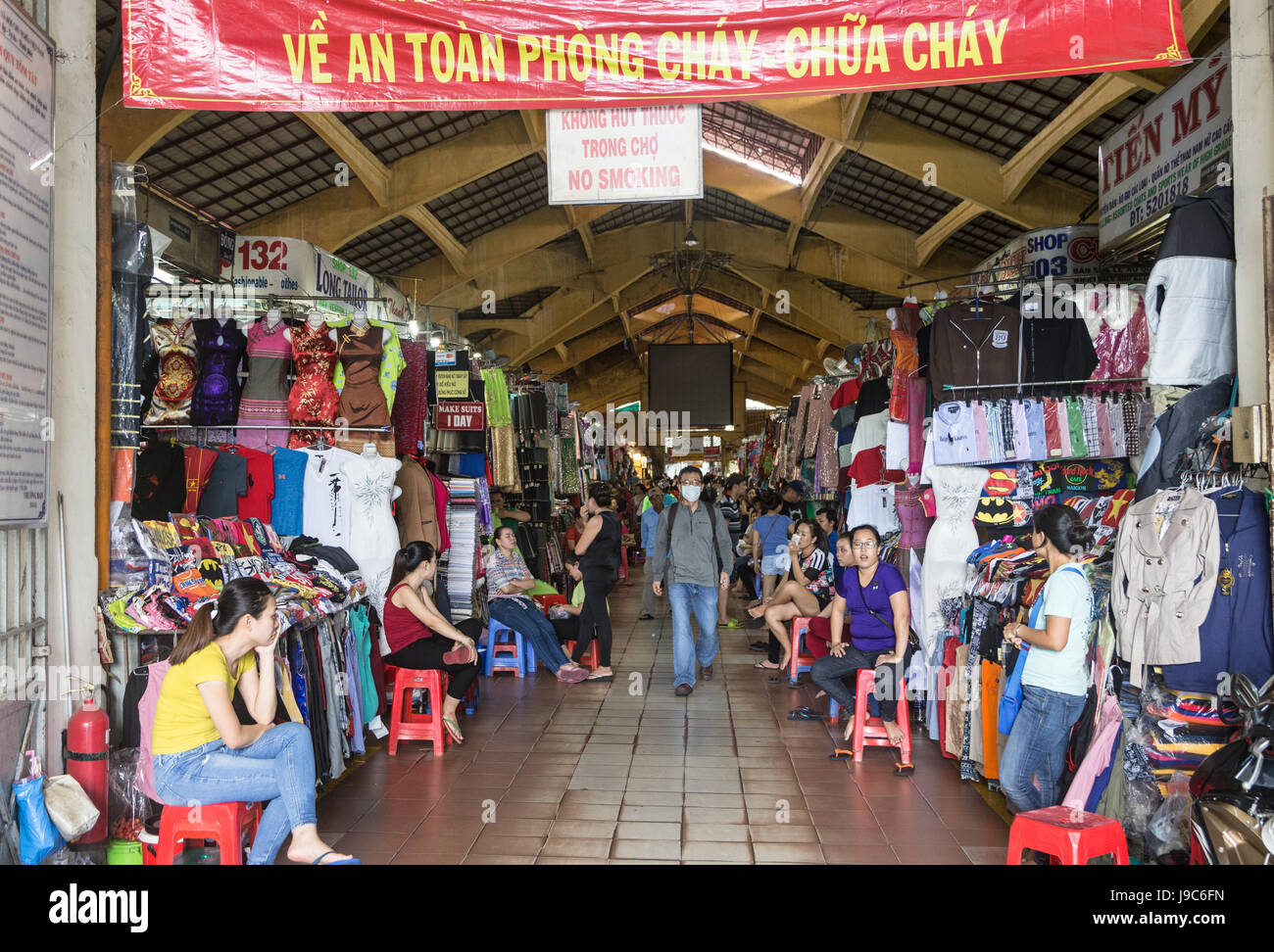 La città di HO CHI MINH, VIETNAM - Aprile 9, 2017: Un uomo cammina al di fuori del mercato di Ben Thanh, nel cuore di Ho Chi Minh City, la città più grande del Vietnam forme Foto Stock