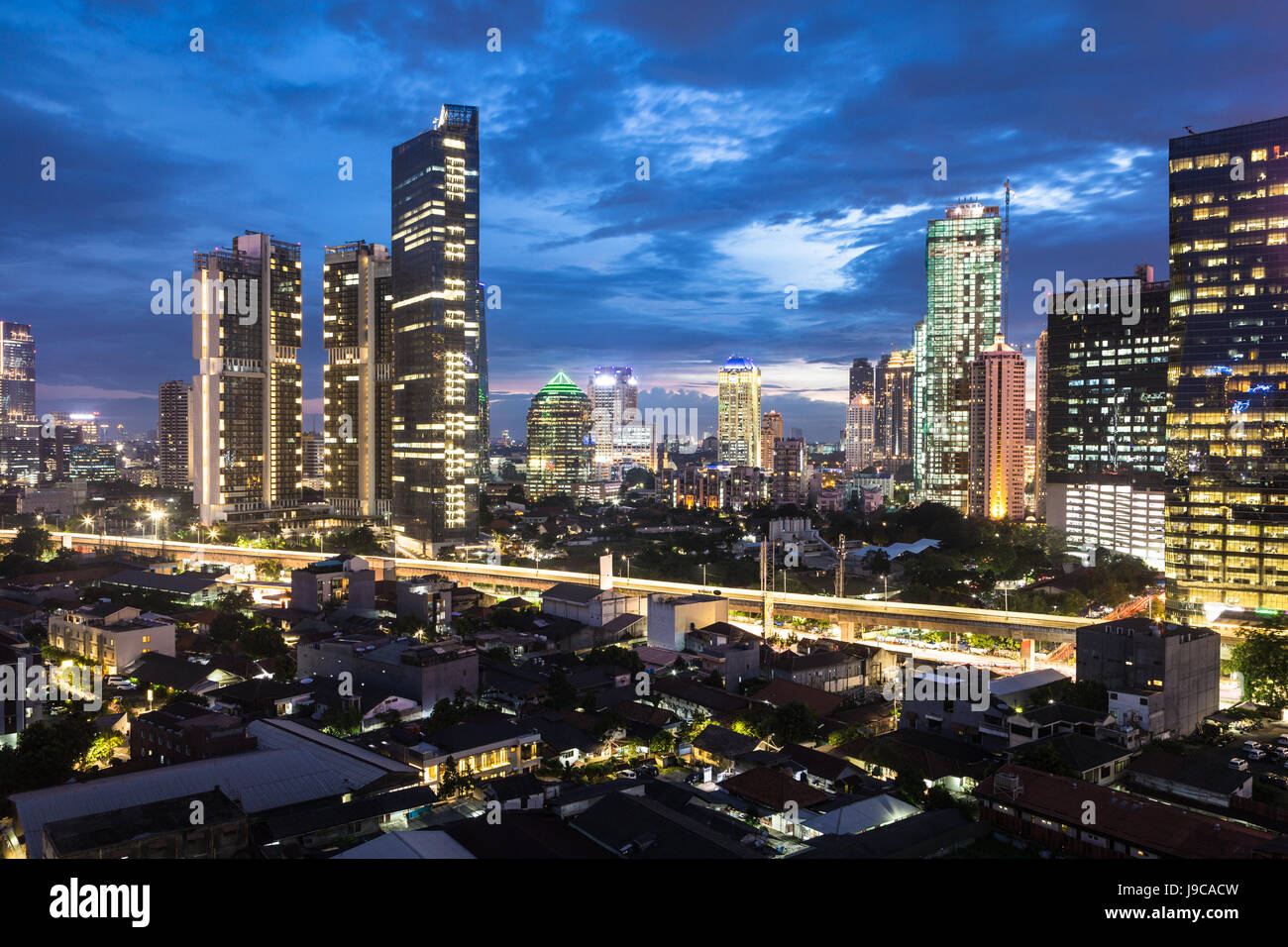 Vista aerea di Jakarta business district, con molti uffici e lusso edifici residenziali di notte in Indonesia la città capitale. Giacarta è a sud-est di un Foto Stock