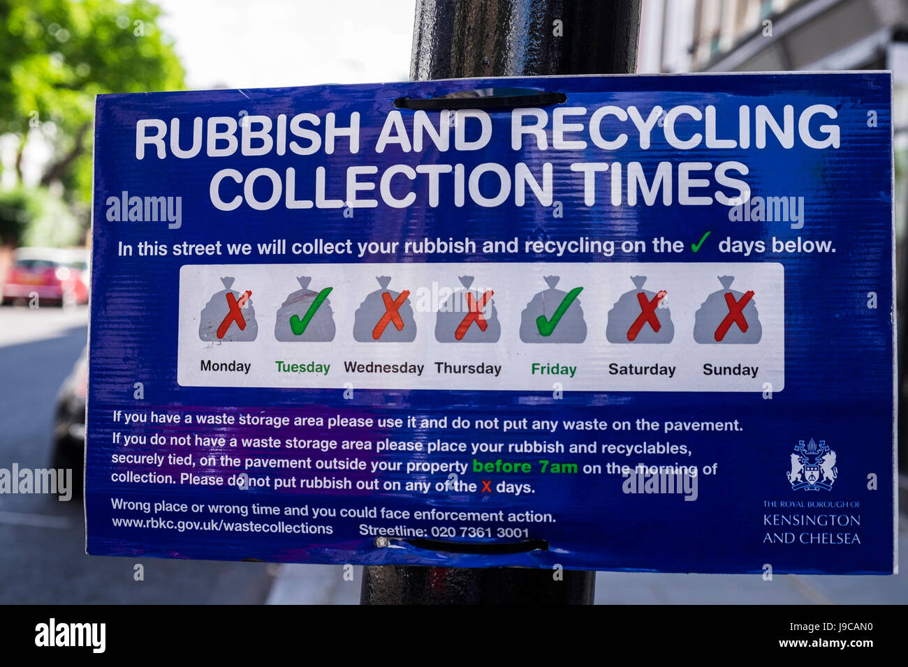 Rifiuti e riciclaggio orari di raccolta, Westbourne Grove, Royal Borough di Kensington & Chelsea a Londra, Inghilterra, Regno Unito Foto Stock