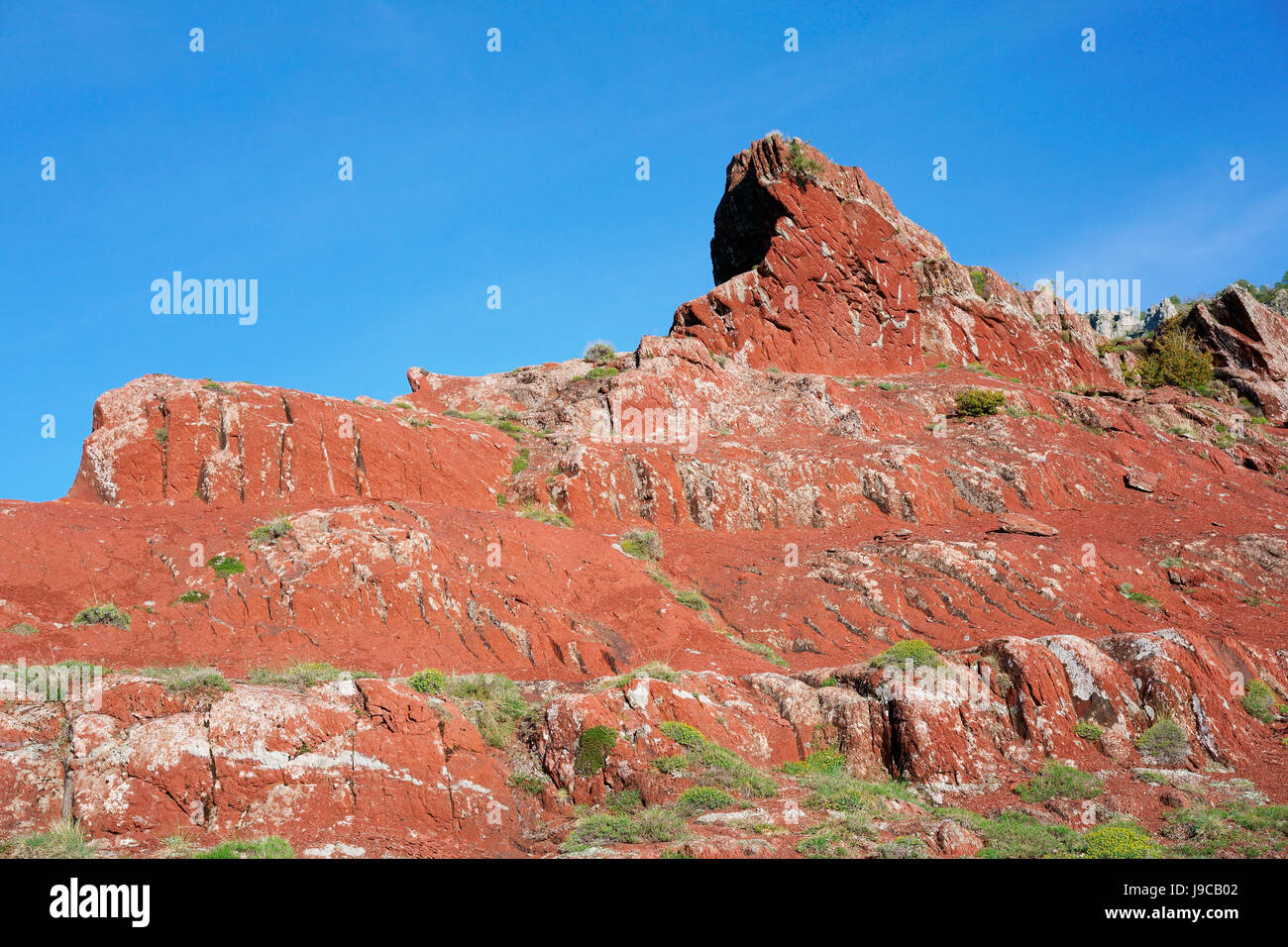 Affioramento roccioso rosso sull'elevazione superiore della Gola di Cians. L'illion, Beuil, Alpes-Maritimes, Provence-Alpes-Côte d'Azur, Francia. Foto Stock