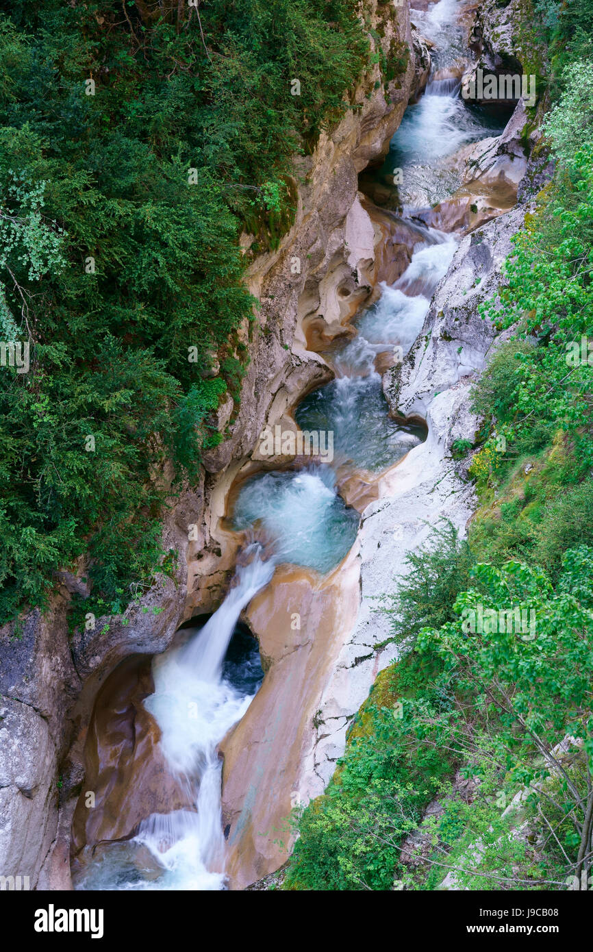 Il fiume Esteron in un profondo e stretto canyon. Côte de Saint-Auban, Alpi Marittime, Provenza-Alpi-Costa Azzurra, Francia. Foto Stock