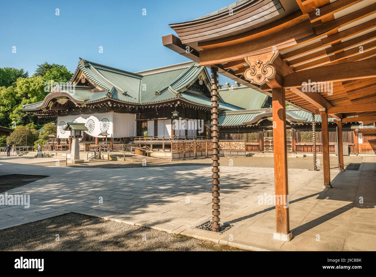 Il Santuario Imperiale di Yasukuni (Yasukuni Jinja), conosciuto in modo informale come il Santuario di Yasukuni, è un santuario shintoista a Chiyoda, Tokyo, Giappone Foto Stock
