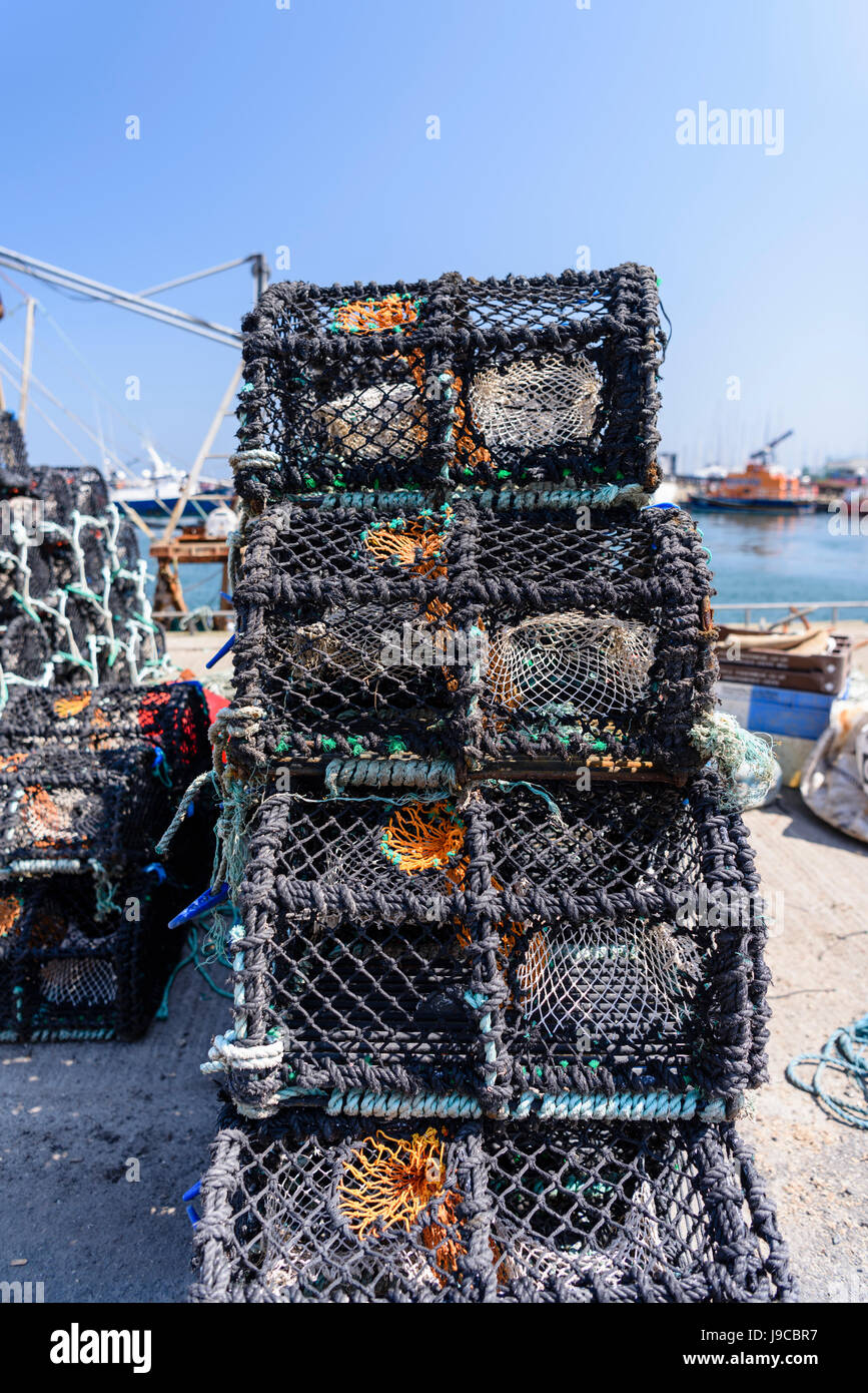 Lobster gabbie impilate fino a Howth Harbour, Dublino, Irlanda. Foto Stock