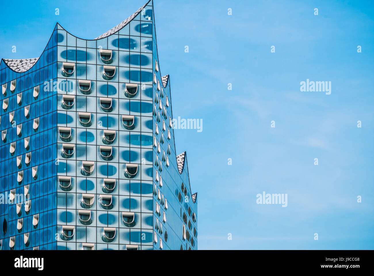 Amburgo, Germania - 28 Maggio 2017: Superiore forma di Elbphilharmonie con finestre bianche e alcune nuvole bianche nel cielo, Amburgo, Germania Foto Stock