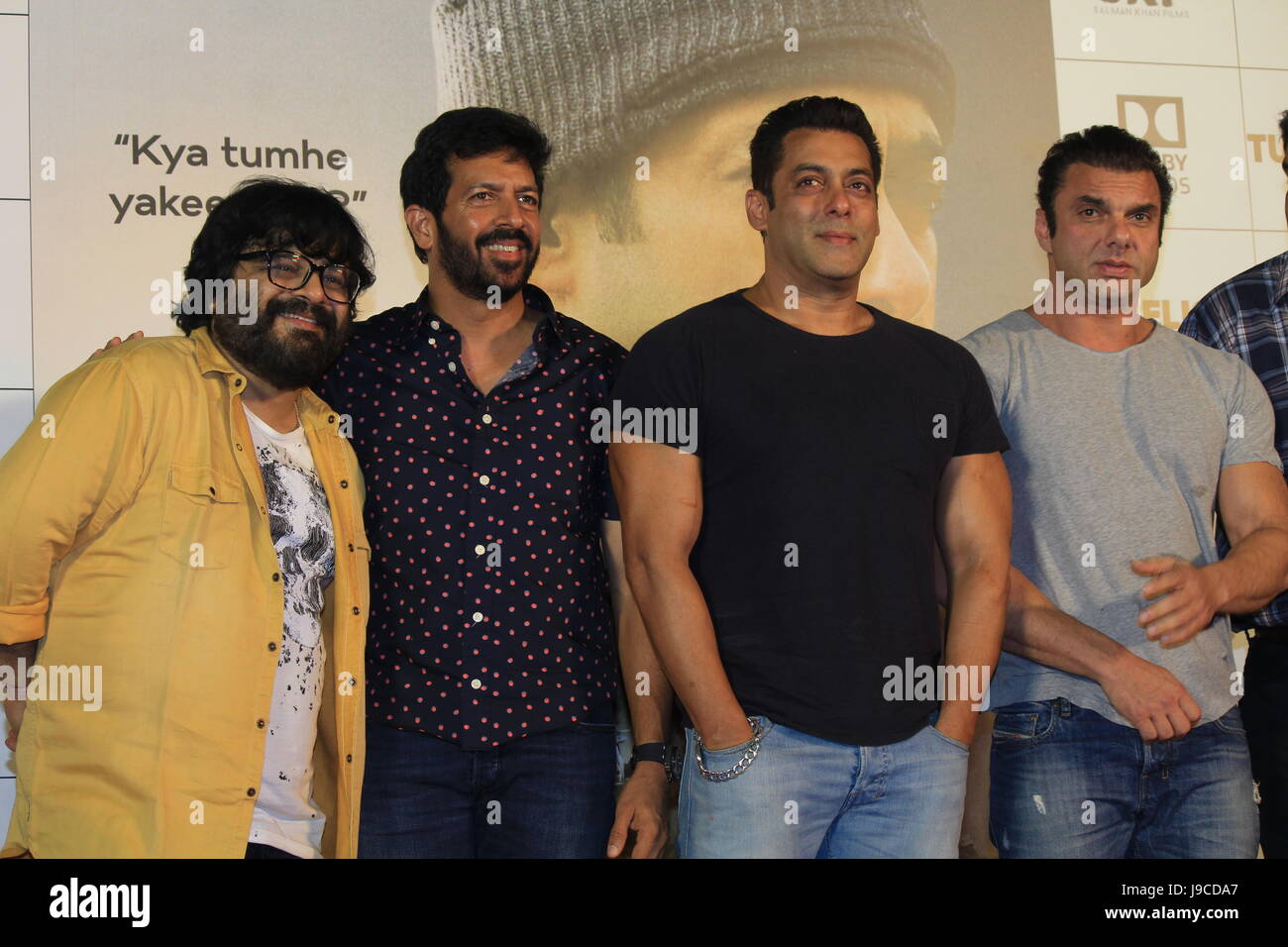 Mumbai,l'India, 25 maggio, 2017.attore di Bollywood Sohail khan(R),Salman khan, Kabir Khan, Pritam durante il rimorchio di film di lancio TUBELIGHT al pvr ,Mumbai,l'India Foto Stock