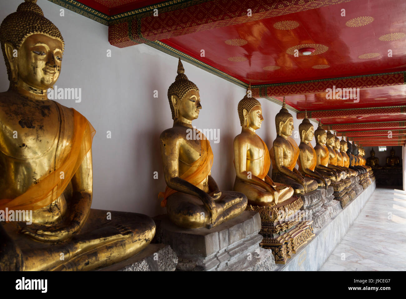 Linea di oro statue del tempio a Bangkok in Tailandia Foto Stock