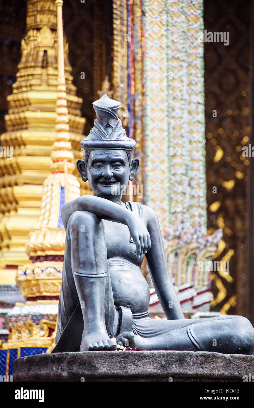 Statua al di fuori del tempio buddista a Bangkok in Tailandia Foto Stock