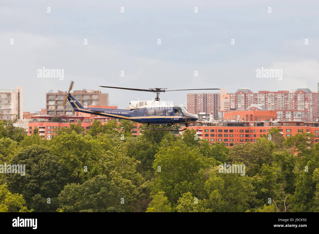 US Air Force 1° Squadrone elicottero , Bell UH-1N, volare basso - Washington DC, Stati Uniti d'America Foto Stock