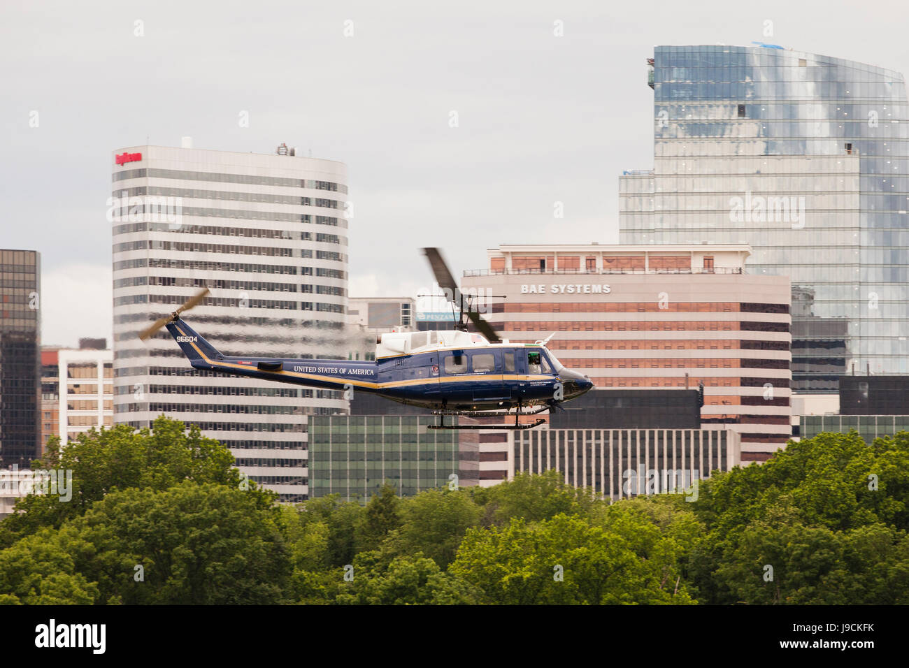 US Air Force 1° Squadrone elicottero , Bell UH-1N, volare basso - Washington DC, Stati Uniti d'America Foto Stock