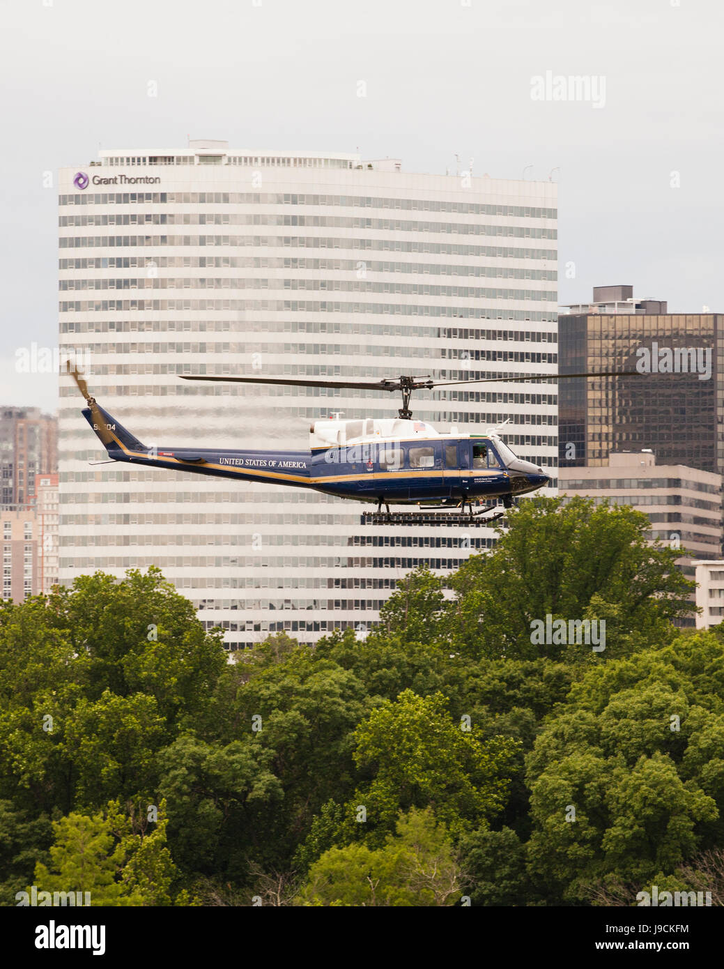US Air Force 1° Squadrone elicottero , Bell UH-1N, volare basso - Washington DC, Stati Uniti d'America Foto Stock