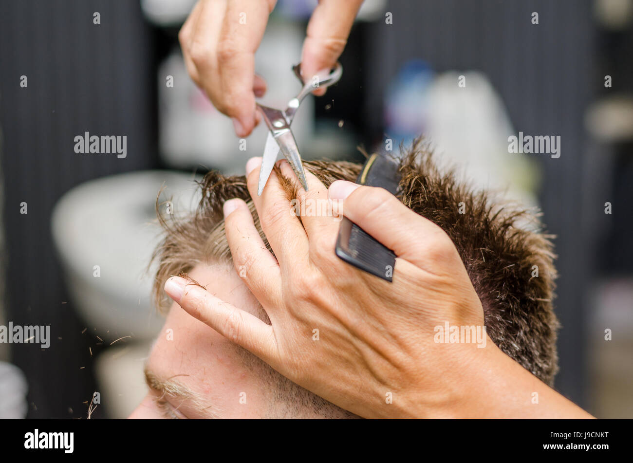 Uomini capelli forbici da taglio in un salone di bellezza Foto Stock