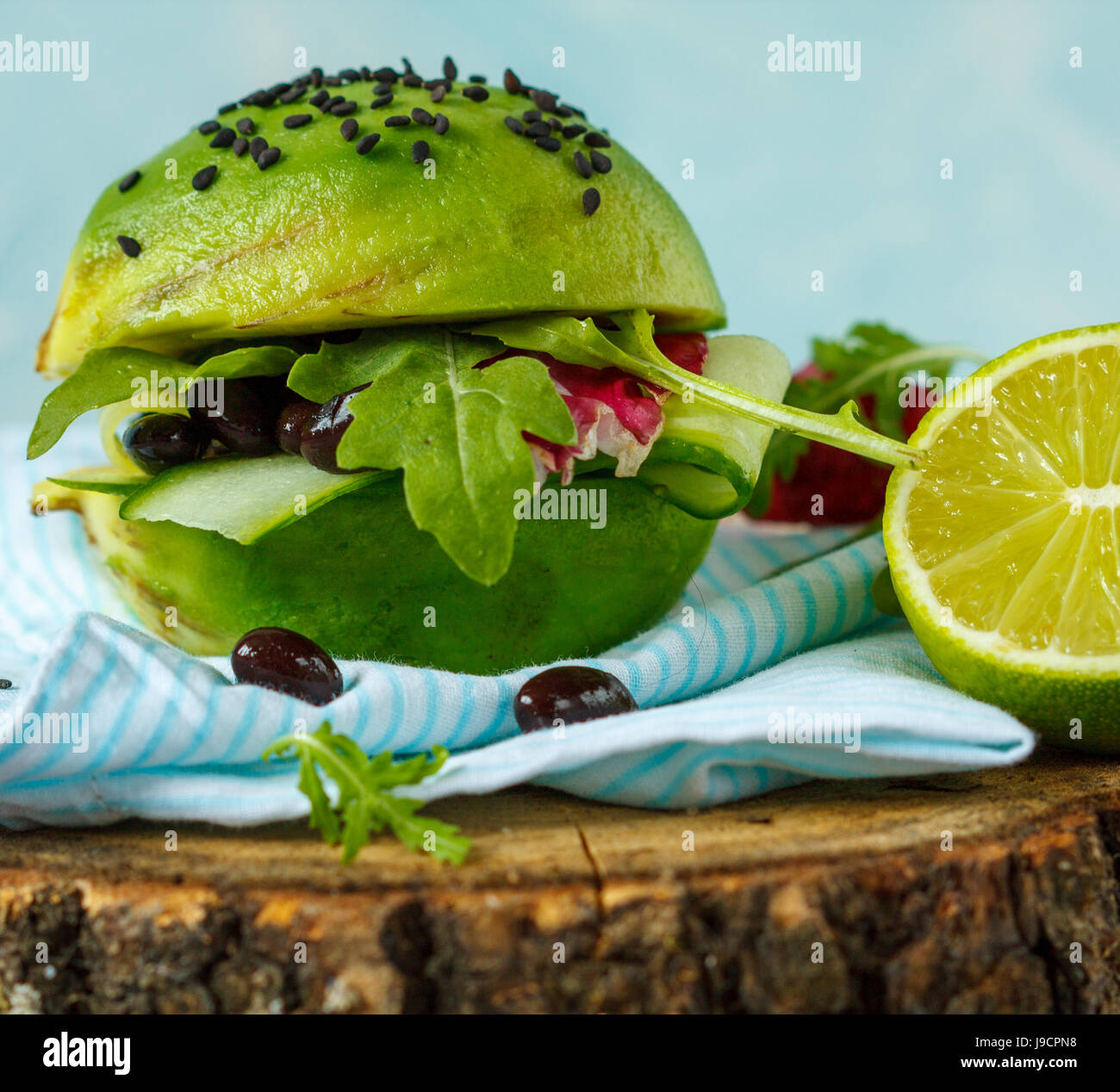 Vegetariano hamburger di avocado con fagioli neri e verdure. Amore per un sano cibo vegan concept Foto Stock