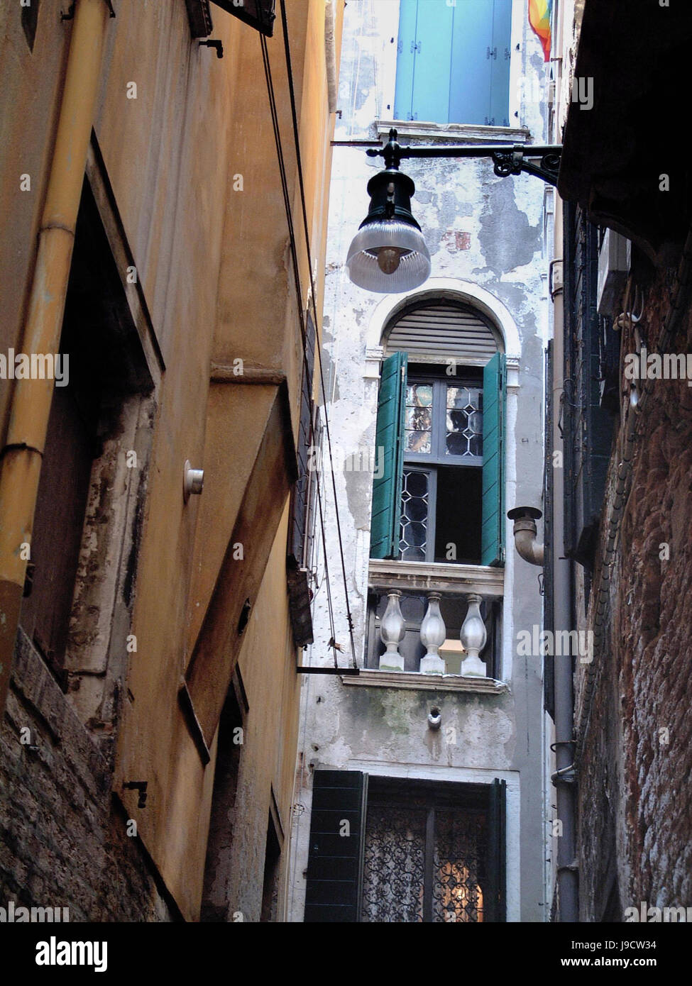 Finestra con balcone a Venezia backstreet Foto Stock