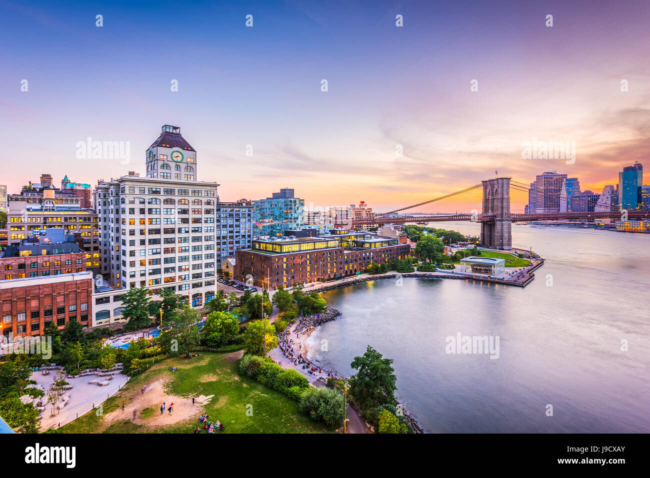 New York City financial district skyline al tramonto sull'East River. Foto Stock