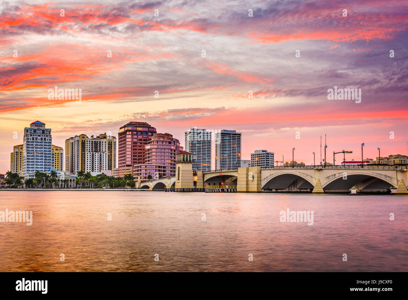 West Palm Beach, Florida, Stati Uniti d'America skyline del centro sulla Intracoastal Waterway. Foto Stock