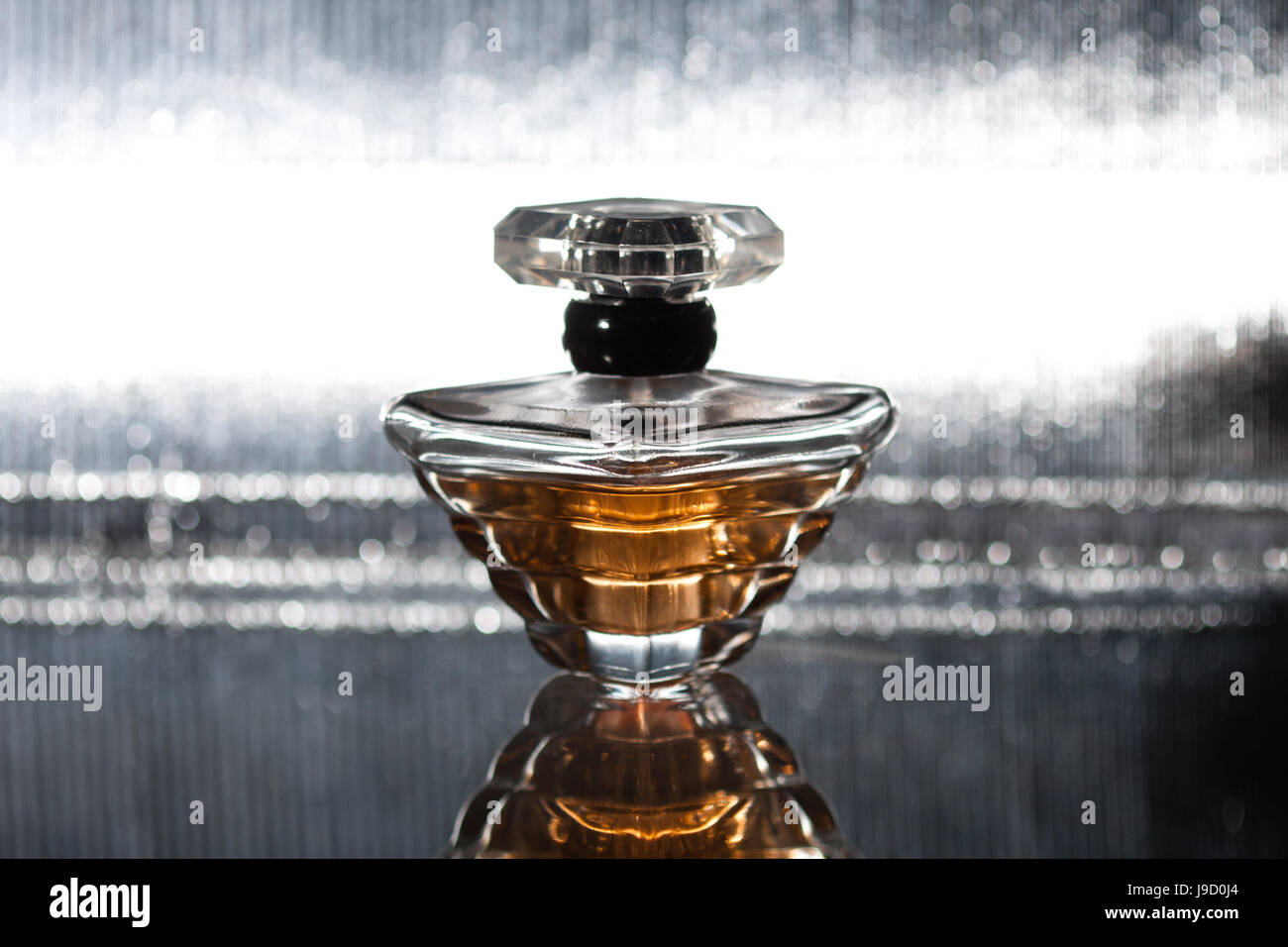Vetro, calice, bicchiere, bottiglia, profumo fragrante, profumeria, profumo  Foto stock - Alamy
