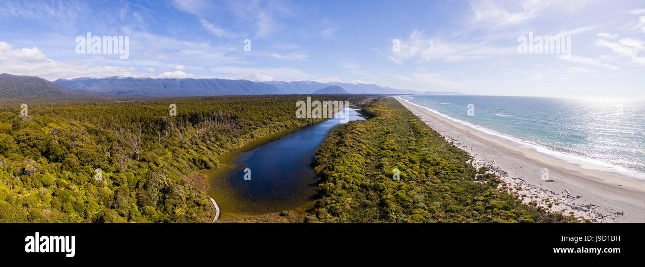 Vista aerea, la spiaggia e la vista della costa, moderata nella foresta pluviale e lago, Alpi del Sud, nave Creek, Haast, West Coast, Nuova Zelanda Foto Stock