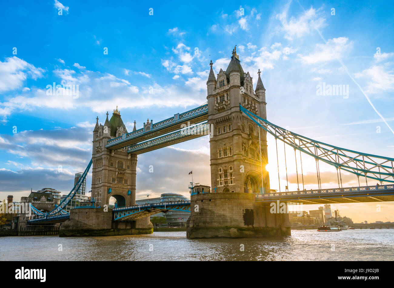 Il Tower Bridge sul Tamigi al tramonto, London, England, Regno Unito Foto Stock