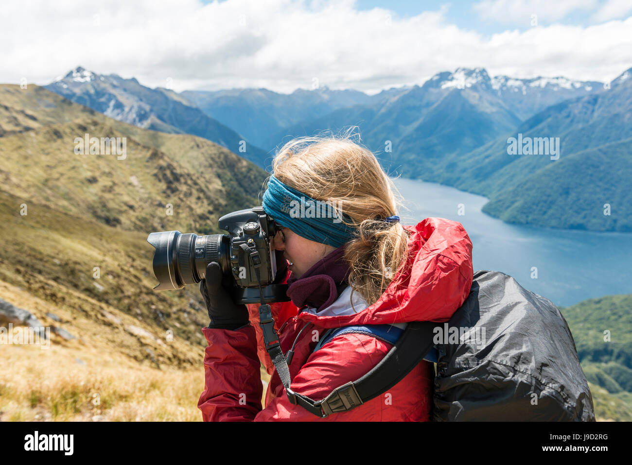 Giovane donna di scattare una foto, Keplero via, Parco Nazionale di Fiordland, Southland, Nuova Zelanda Foto Stock