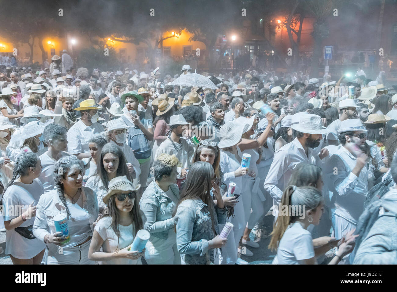 La folla di persone, di polvere bianca e vestiti di bianco, atmosfera  serale, il carnevale la Fiesta de los Indianos, Las Palmas de Gran Canaria  Foto stock - Alamy