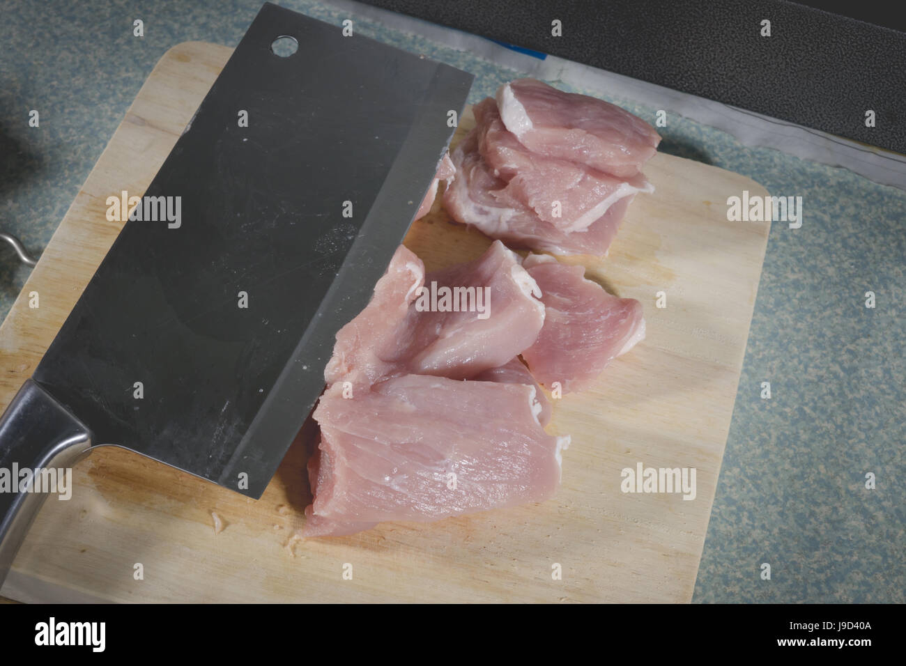 La carne di maiale tagliato a pezzi in legno di trinciatura Foto Stock