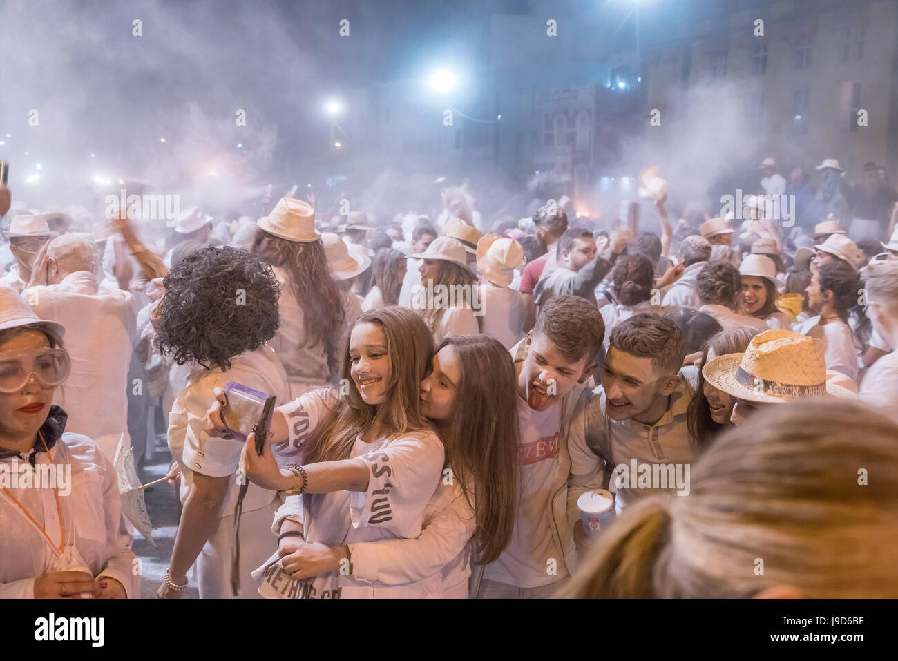 Weisses Pulver und weisse Kleidung beim Karneval la Fiesta de los Indianos, Las Palmas de Gran Canaria, Kanarische isole, Spanien | Los Indianos auto Foto Stock
