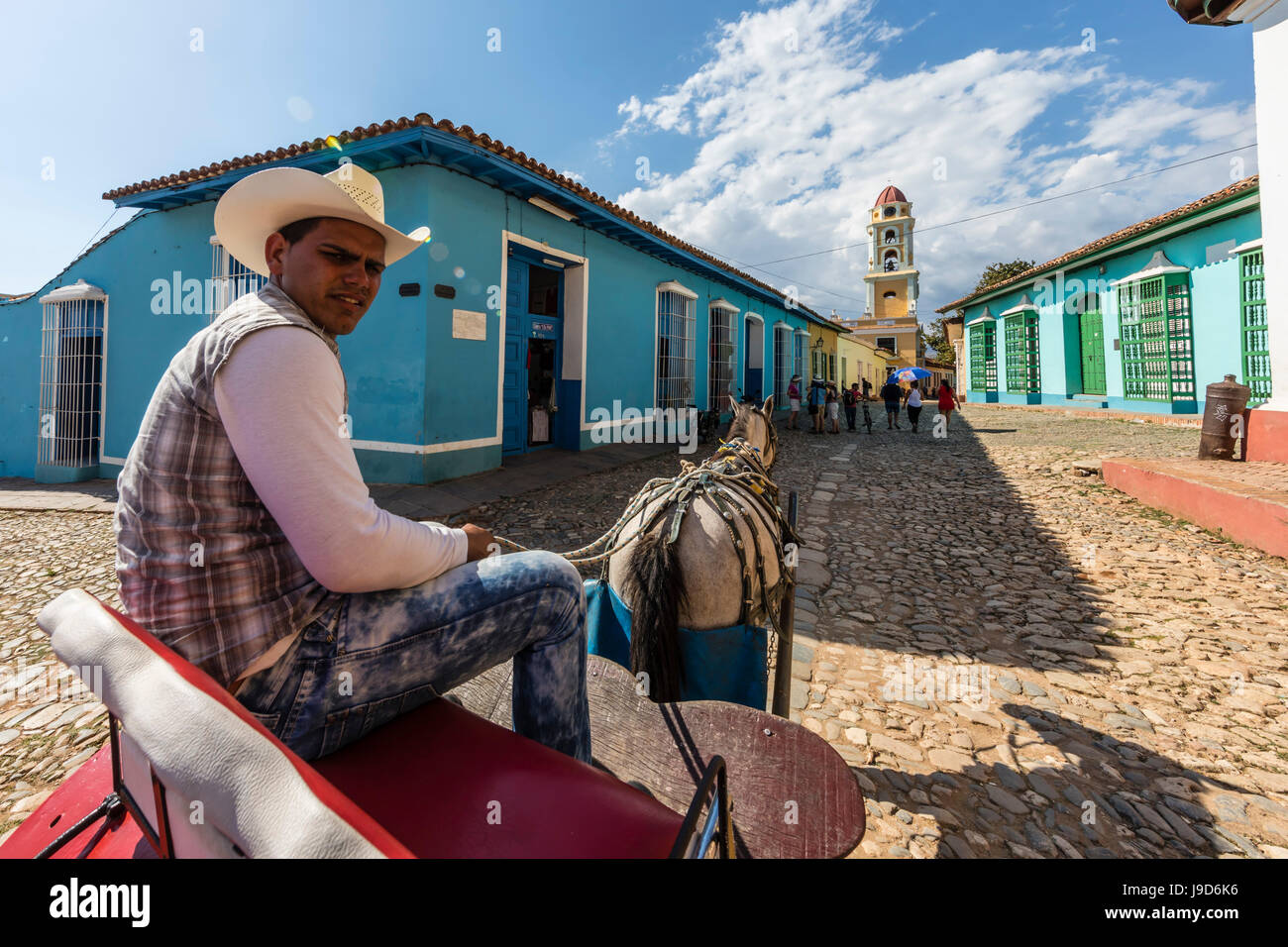 Una carrozza trainata da cavalli noto localmente come un coche in Plaza Mayor, nella città di Trinidad, UNESCO, Cuba, West Indies, dei Caraibi Foto Stock