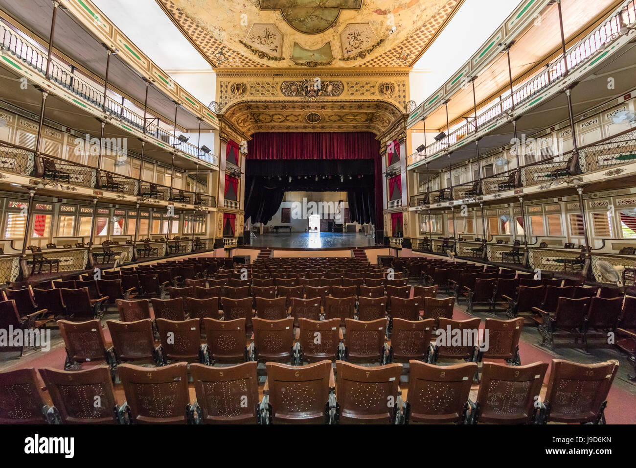 Vista interna del Teatro Tomas Terry (Tomas Terry Theater), aperto nel 1890 nella città di Cienfuegos, UNESCO, Cuba, Caraibi Foto Stock