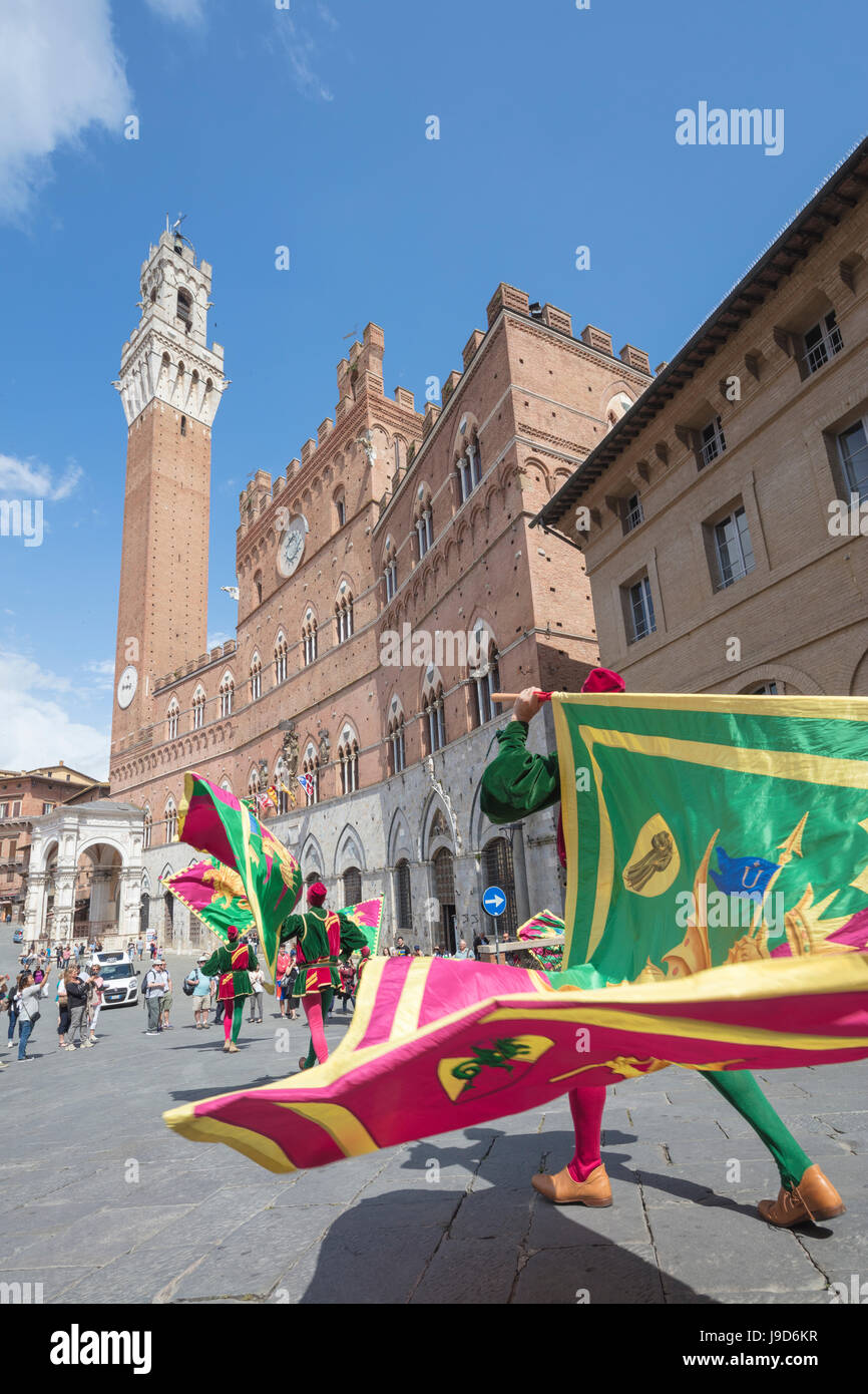 Tipico mostra di abiti tradizionali e le bandiere delle diverse contrade, Piazza del Campo a Siena, UNESCO, Toscana, Italia Foto Stock