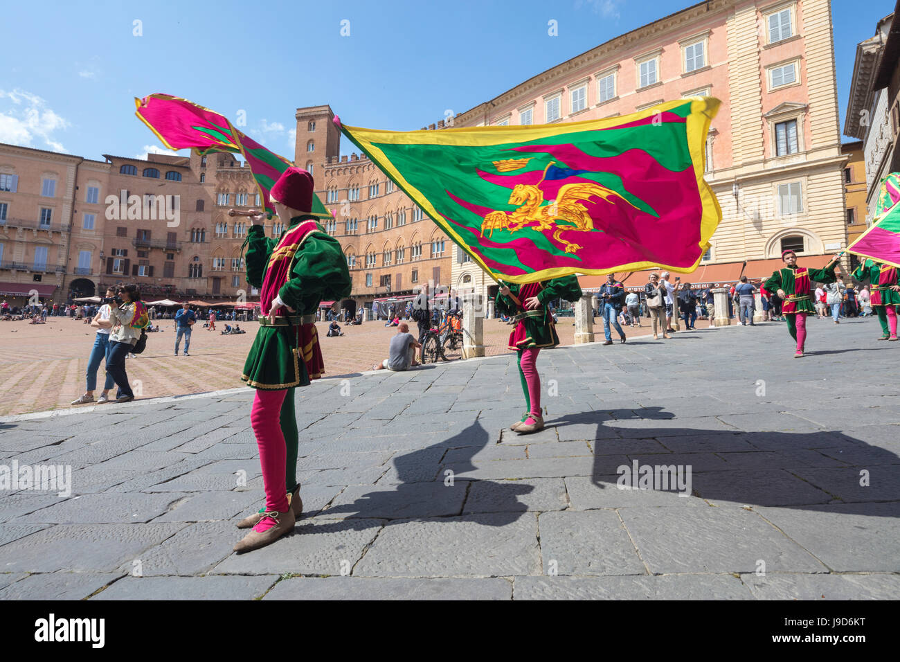 Tipico mostra di abiti tradizionali e le bandiere delle diverse contrade, Piazza del Campo a Siena, UNESCO, Toscana, Italia Foto Stock