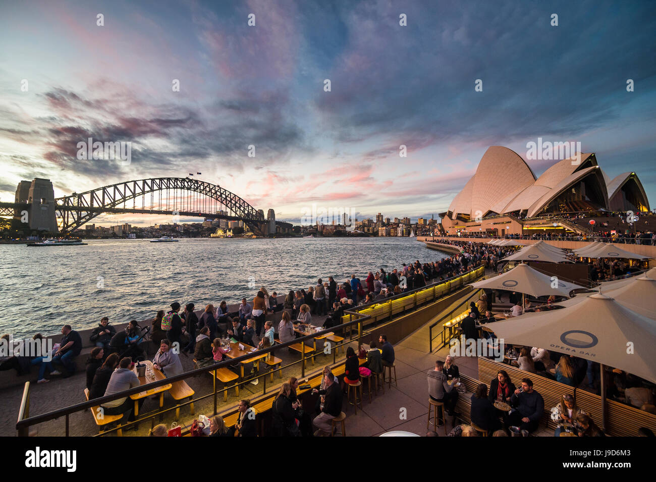 Il Porto di Sydney con il Harbour Bridge e Opera House dopo il tramonto di Sydney, Nuovo Galles del Sud, Australia Pacific Foto Stock