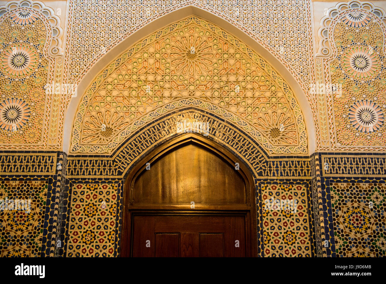 Bellissima porta ornata all'interno della Grande Moschea di Kuwait City, Kuwait, Medio Oriente Foto Stock