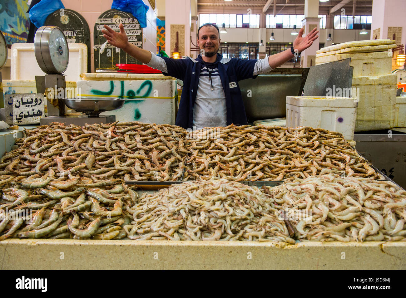 Local fisher uomo che mostra il suo pesce, pesca mercato, Kuwait City, Kuwait, Medio Oriente Foto Stock