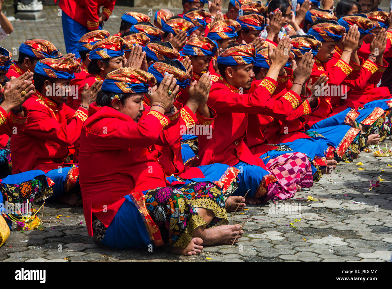 Pellegrini in preghiera nella pura Ulun Danu Bratan tempio, Bali, Indonesia, Asia sud-orientale, Asia Foto Stock