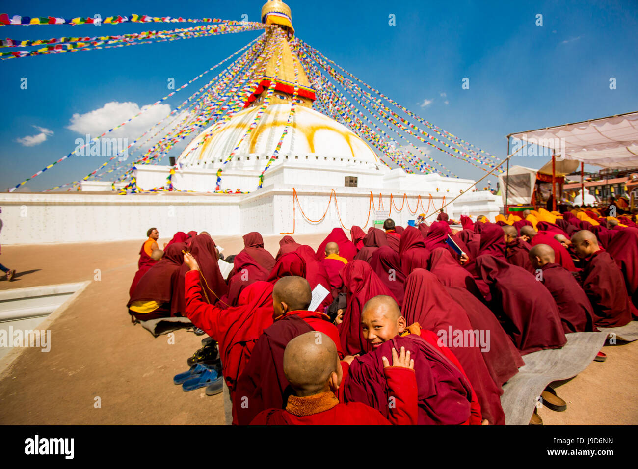 I monaci buddisti pregano intorno al tempio di Bouddha (Boudhanath), il Sito Patrimonio Mondiale dell'UNESCO, Kathmandu, Nepal, Asia Foto Stock