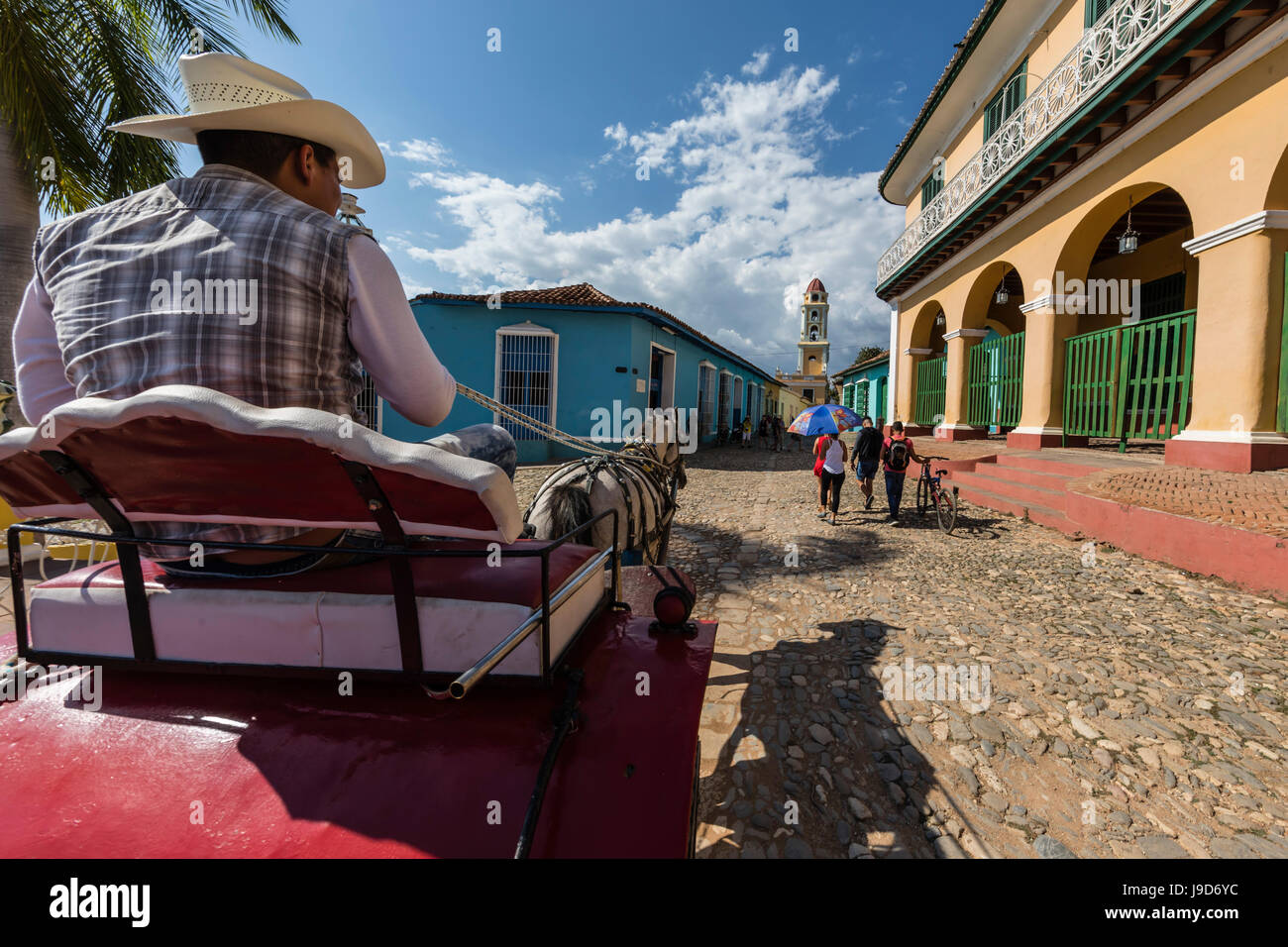 Una carrozza trainata da cavalli noto localmente come un coche in Plaza Mayor, Trinidad, Sito Patrimonio Mondiale dell'UNESCO, Cuba, West Indies, dei Caraibi Foto Stock