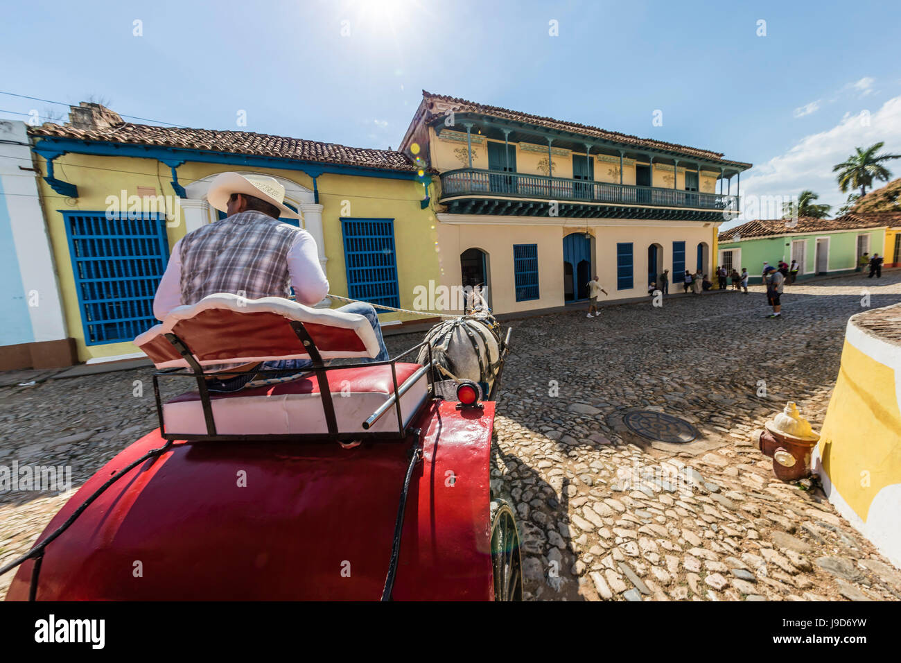 Una carrozza trainata da cavalli noto localmente come un coche in Plaza Mayor, Trinidad, Sito Patrimonio Mondiale dell'UNESCO, Cuba, West Indies, dei Caraibi Foto Stock