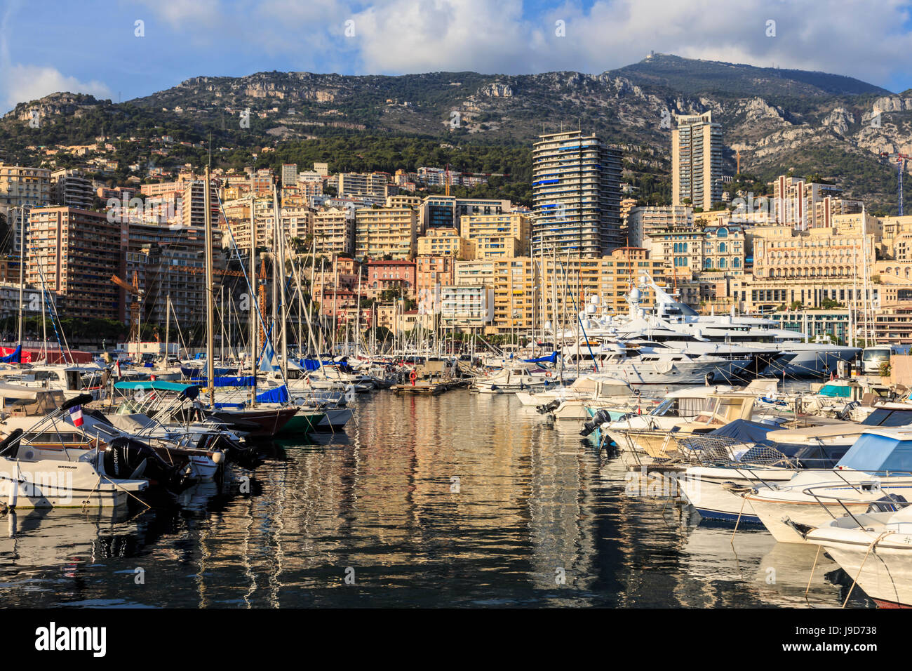 Tonalità vivide del glamour del porto di Monaco (Porto Ercole) con molti yacht e riflessioni, Monte Carlo, Monaco, Cote d'Azur Foto Stock