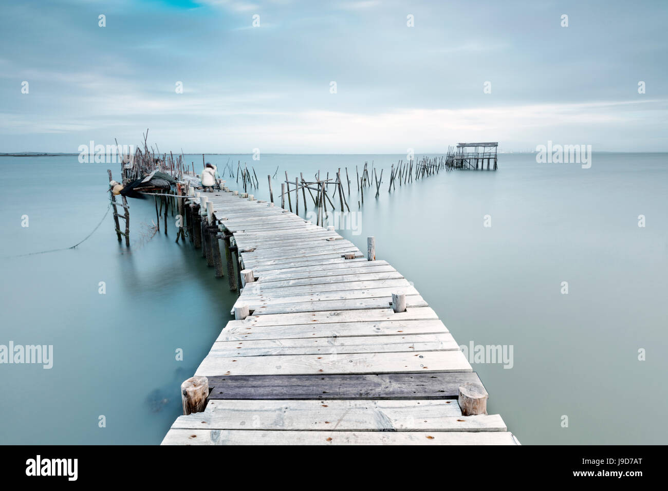 Luce morbida dell'alba sulla Palafito Pier, Carrasqueira riserva naturale del fiume Sado, Alcacer do Sal, Setubal, Portogallo, Europa Foto Stock