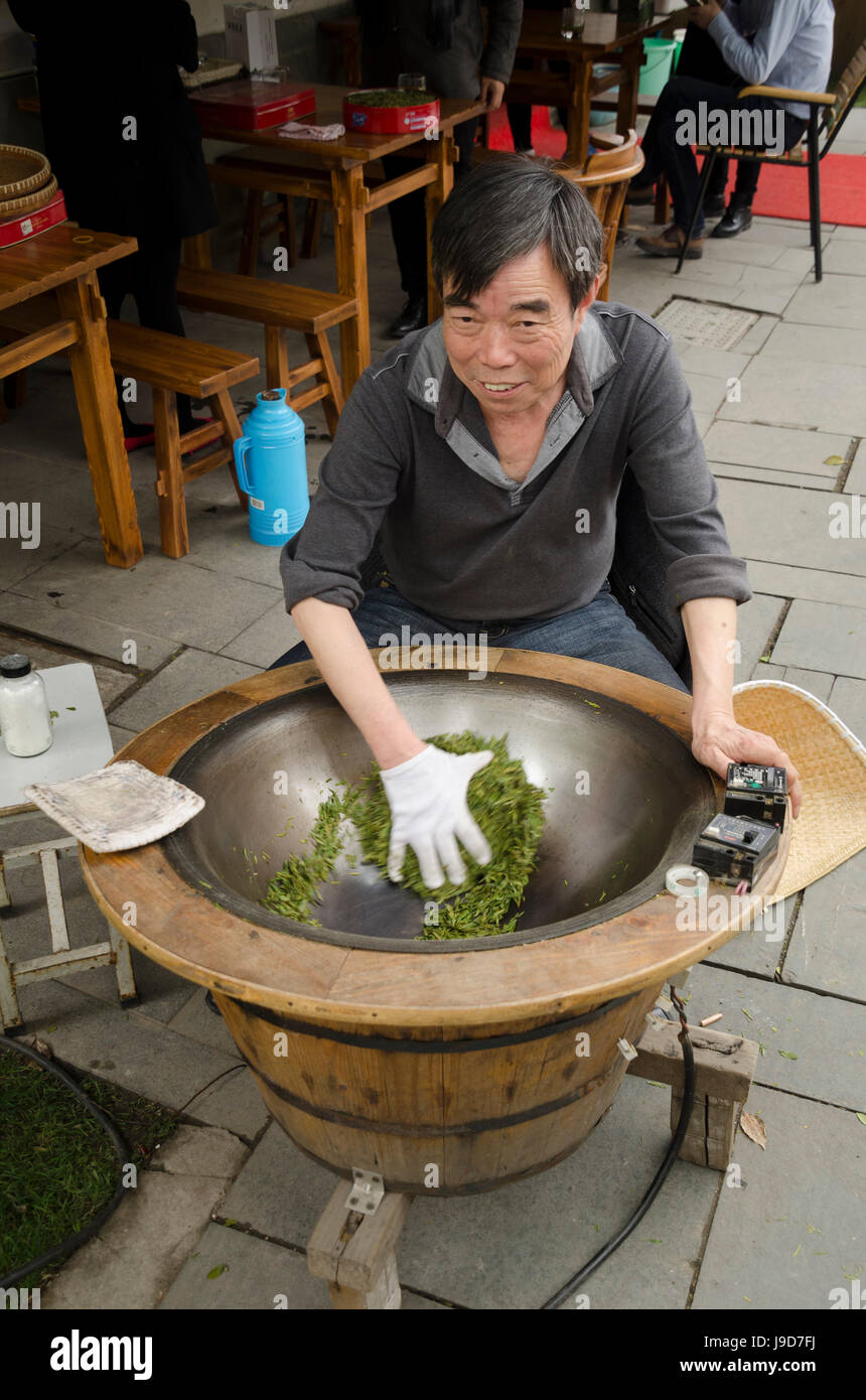 Il tè di asciugatura vicino al Tempio Lingyin, Hangzhou, nella provincia di Zhejiang, Cina e Asia Foto Stock