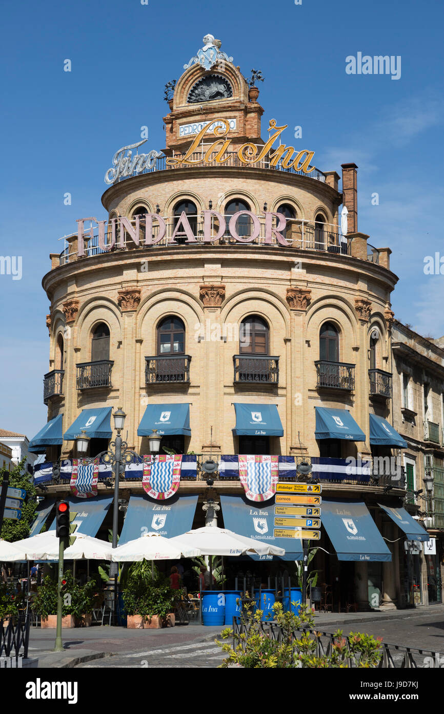 El Gallo Azul rotunda cafe edificio costruito nel 1929 pubblicità Fundador brandy, Jerez de la Frontera, Andalusia, Spagna, Europa Foto Stock