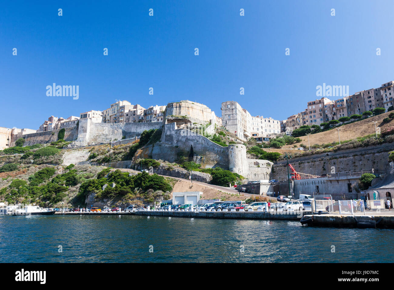 Mare blu inquadra il centro medievale della città vecchia e la fortezza, Bonifacio, Corsica, Francia, Mediterraneo, Europa Foto Stock