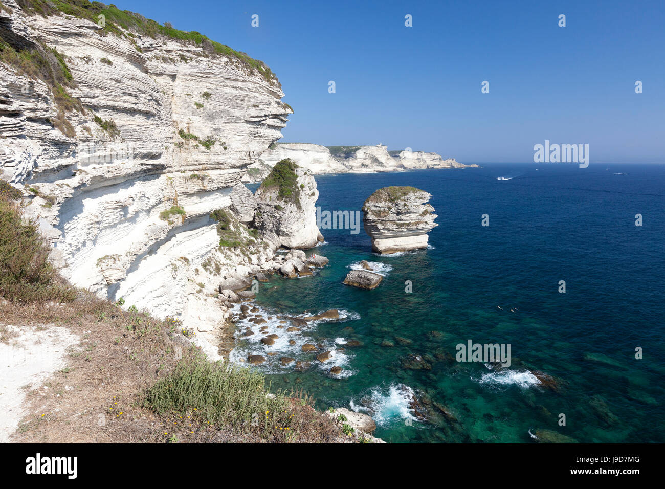 Sole splende sulle bianche scogliere calcaree incorniciato da un mare turchese, Bonifacio, Corsica, Francia, Mediterraneo, Europa Foto Stock